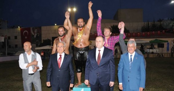 Tarsus'ta güreş heyecanı Tarsus'ta güreş heyecanı